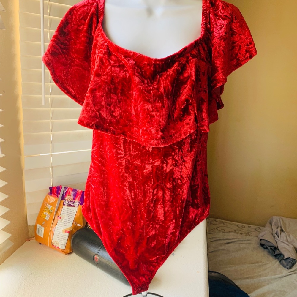 Reddish velvet large bodysuit off the shoulders